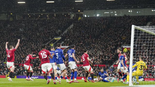 VÍDEO: autogolo de Morsy dá o empate ao Man. United