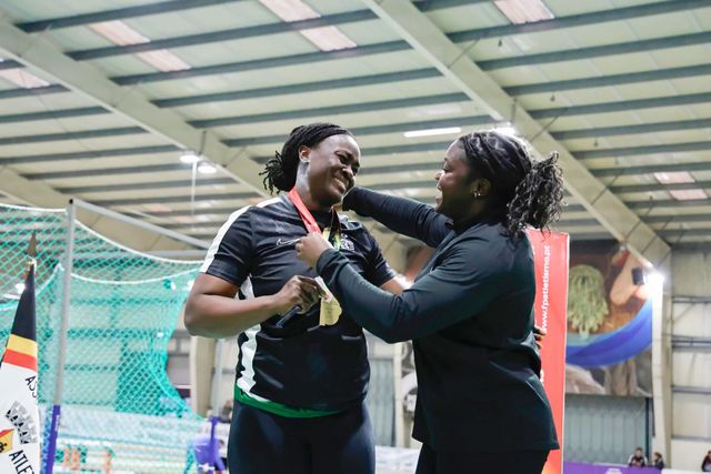 Foi campeã nacional, deu a medalha à colega de equipa e recebeu cartão branco
