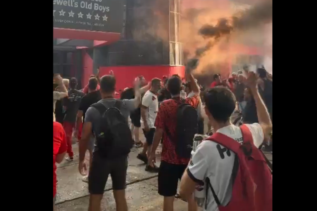 Contestação no Newell's: focos de incêndio, cartazes e cânticos