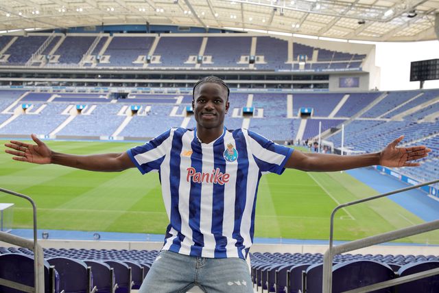 FC Porto: central de 19 anos assina contrato profissional