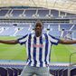 FC Porto: central de 19 anos assina contrato profissional
