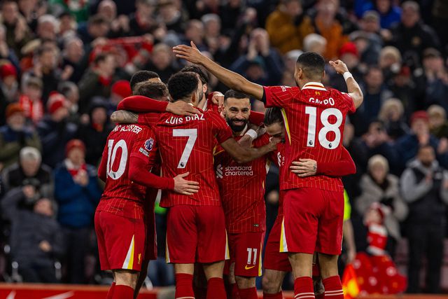 Liverpool liga os médios e vê o título da Premier League cada vez mais perto
