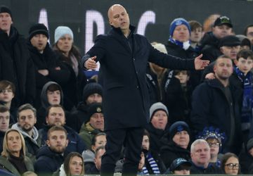 Dérbi de Merseyside ainda mexe: Arne Slot suspenso pela FA