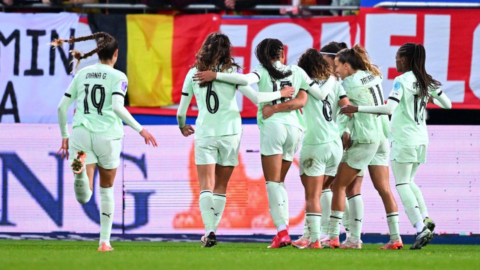 Navegadoras a celebrarem o golo de Carole Costa, de grande penalidade