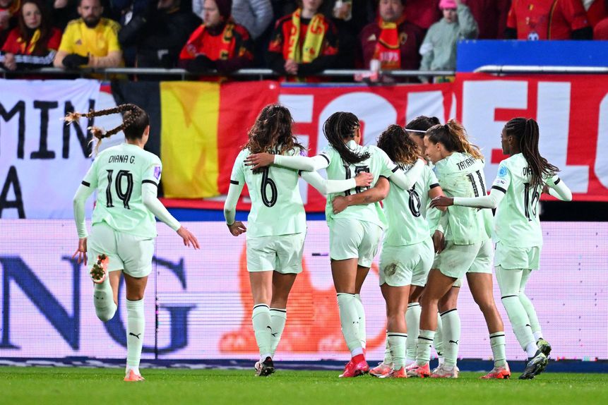 Navegadoras a celebrarem o golo de Carole Costa, de grande penalidade