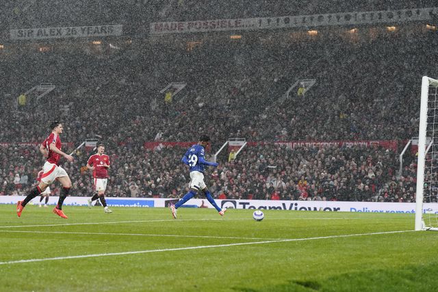 Jaden Philogene-Bidace com a baliza completamente aberta, após erro de Dorgu