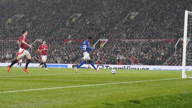 Jaden Philogene-Bidace com a baliza completamente aberta, após erro de Dorgu