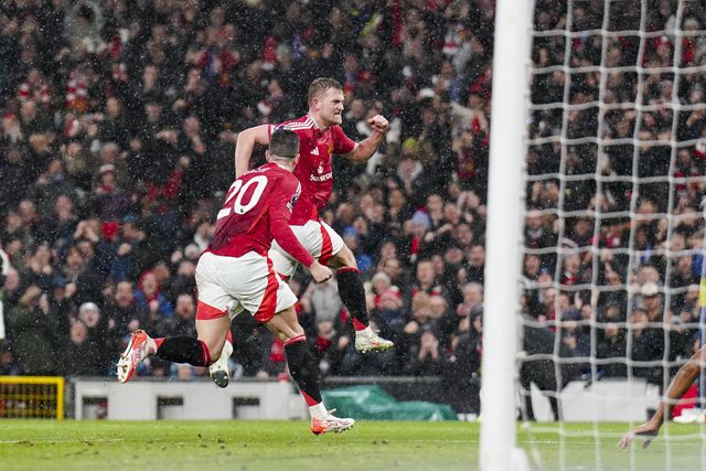 De Ligt a celebrar o golo com Dalot e os adeptos do Manchester United