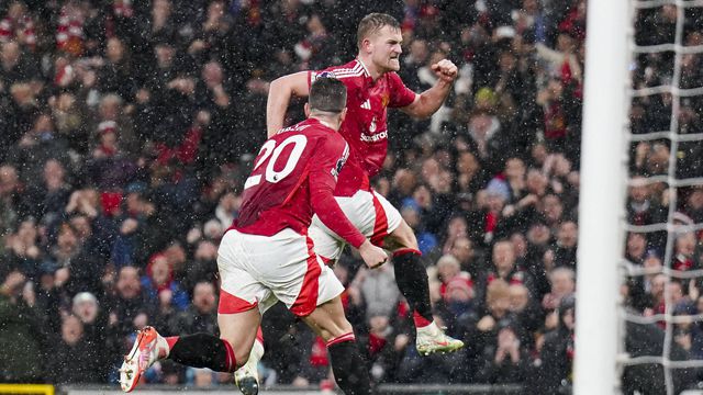 De Ligt a celebrar o golo com Dalot e os adeptos do Manchester United