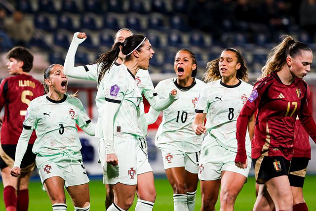 Navegadoras a celebrarem o golo de Carole Costa