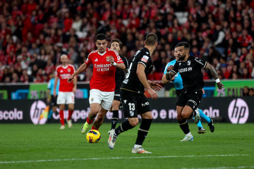 Amdouni conduz a bola perante a pressão de Tiago Silva e João M. Mendes, durante o Benfica-V. Guimarães