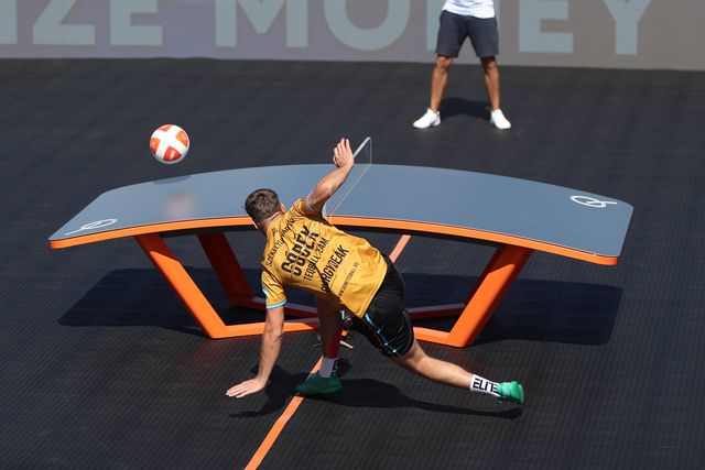 Apor Gyorgydeak, atleta romeno de 25 anos, num jogo de Teqball