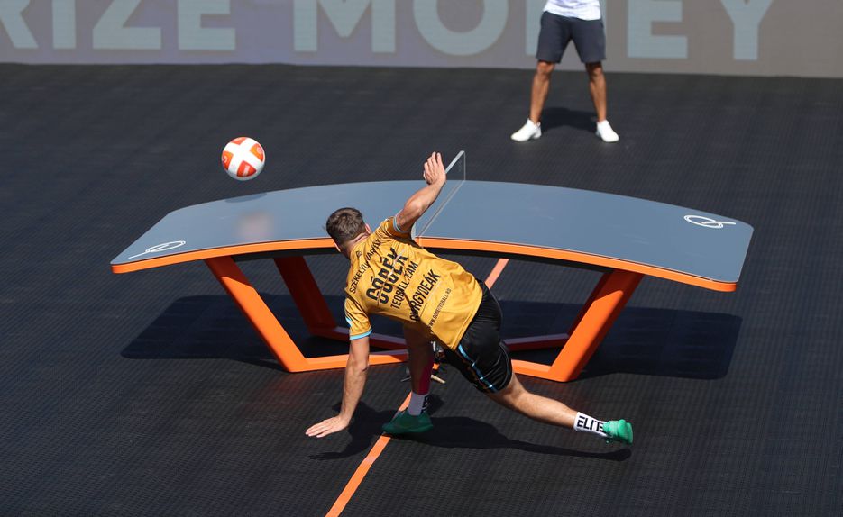 Apor Gyorgydeak, atleta romeno de 25 anos, num jogo de Teqball