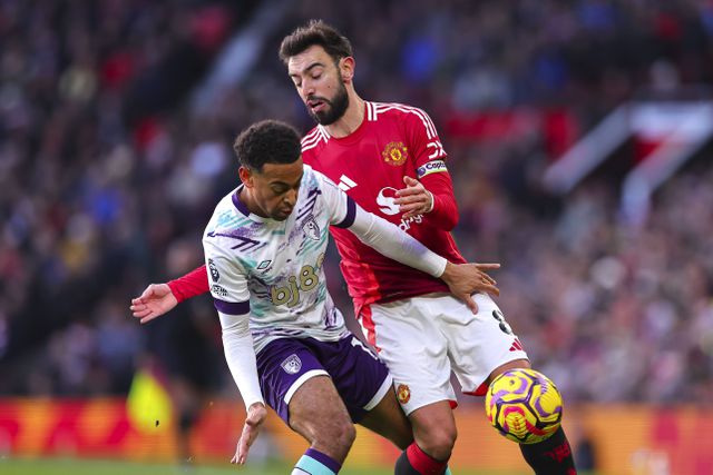 Bruno Fernandes a disputar a posse de bola com Tyler Adams num Man. United-Bournemouth