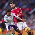 Bruno Fernandes a disputar a posse de bola com Tyler Adams num Man. United-Bournemouth