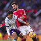Bruno Fernandes a disputar a posse de bola com Tyler Adams num Man. United-Bournemouth