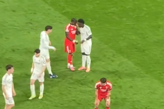 Sidny conversa com Vinícius no fim do jogo