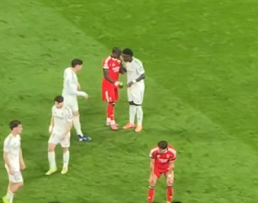 Sidny conversa com Vinícius no fim do jogo