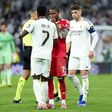 Sidny Lopes Cabral pede a camisola a Vinícius Júnior no final do Real Madrid-Benfica (foto: IMAGO)