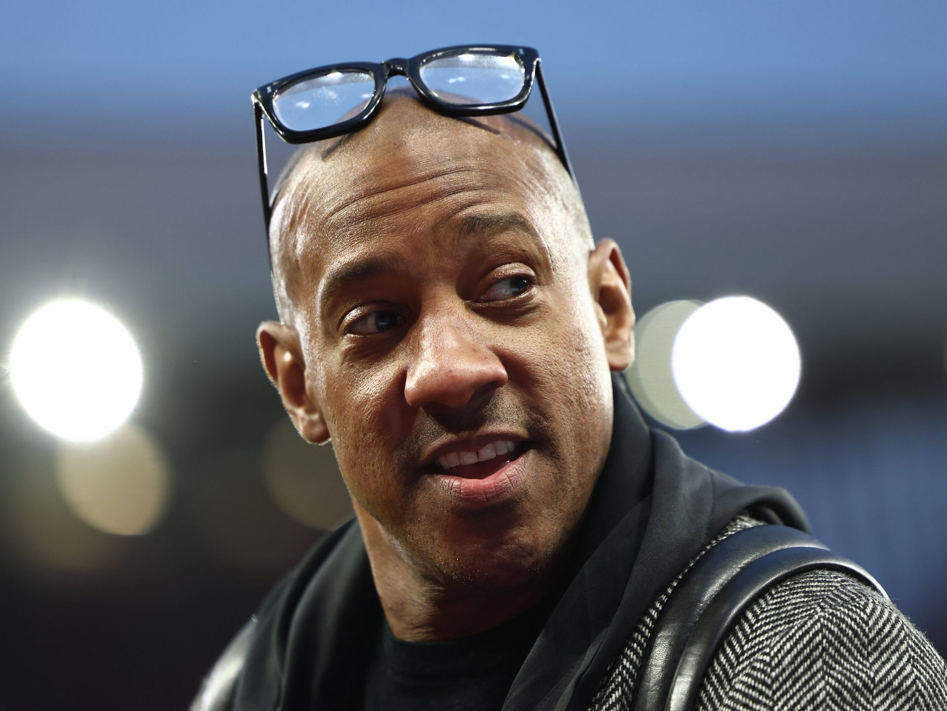 Dion Dublin, antiga figura do Aston Villa, tornou-se músico e apresentador do programa 'Homes Under the Hammer', sobre  imobiliário, da BBC - Foto: IMAGO