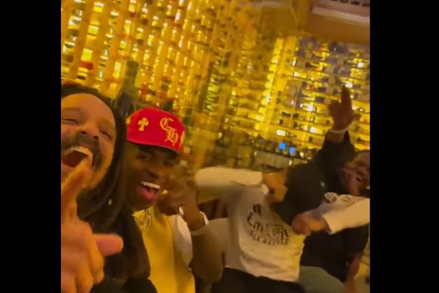 Vinícius Júnior celebra vitória frente às águias com Rohan Marley - Foto: TNT Sports