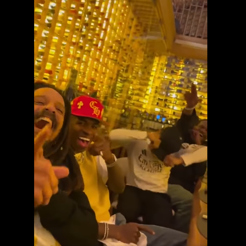 Vinícius Júnior celebra vitória frente às águias com Rohan Marley - Foto: TNT Sports