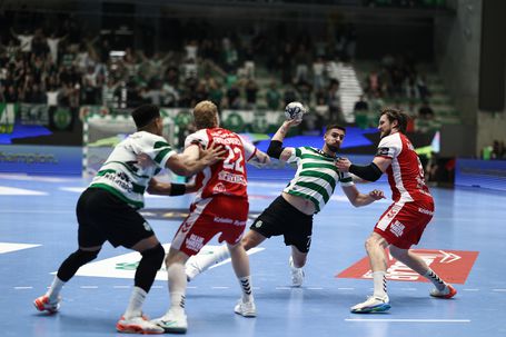 Martim Costa remata em jogo do Sporting frente ao Aalborg - Foto: EHF