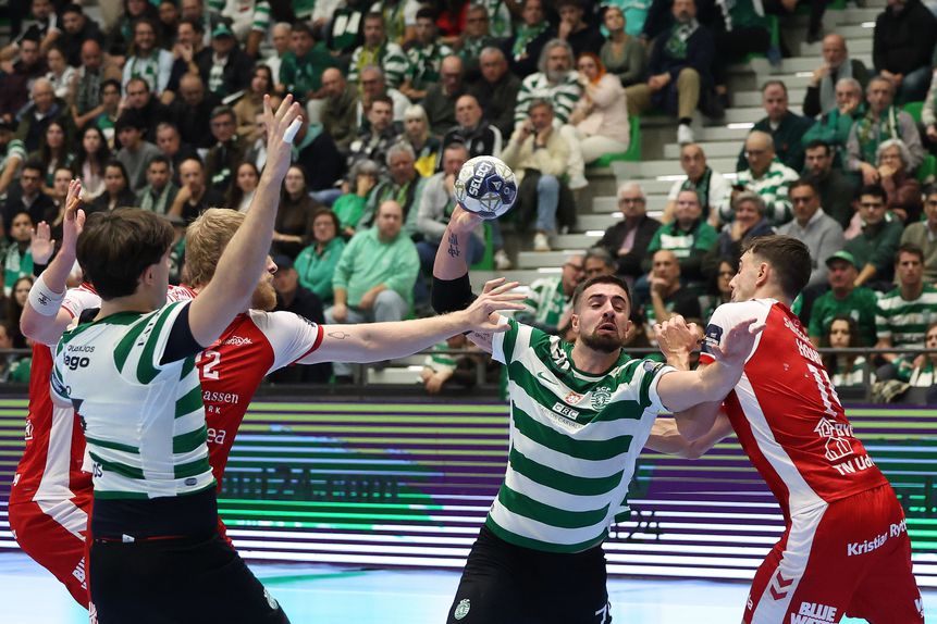 Martim Costa, remata à baliza, pressionado pela defesa do Aalborg - Foto: ANTONIO COTRIM/LUSA