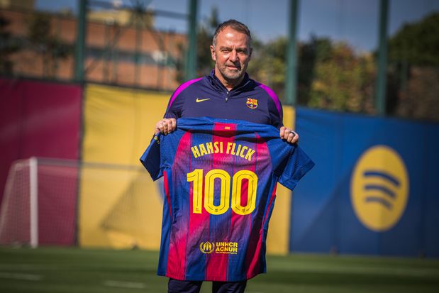 Hansi Flick com camisola alusiva a meta alcançada no clube espanhol - Foto: FC Barcelona