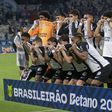 Protesto dos jogadores do Corinthians - camisola a tapar a boca, imitando o gesto de Prestianni com Vinícius Júnior