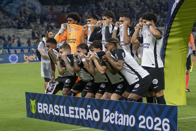 Protesto dos jogadores do Corinthians - camisola a tapar a boca, imitando o gesto de Prestianni com Vinícius Júnior
