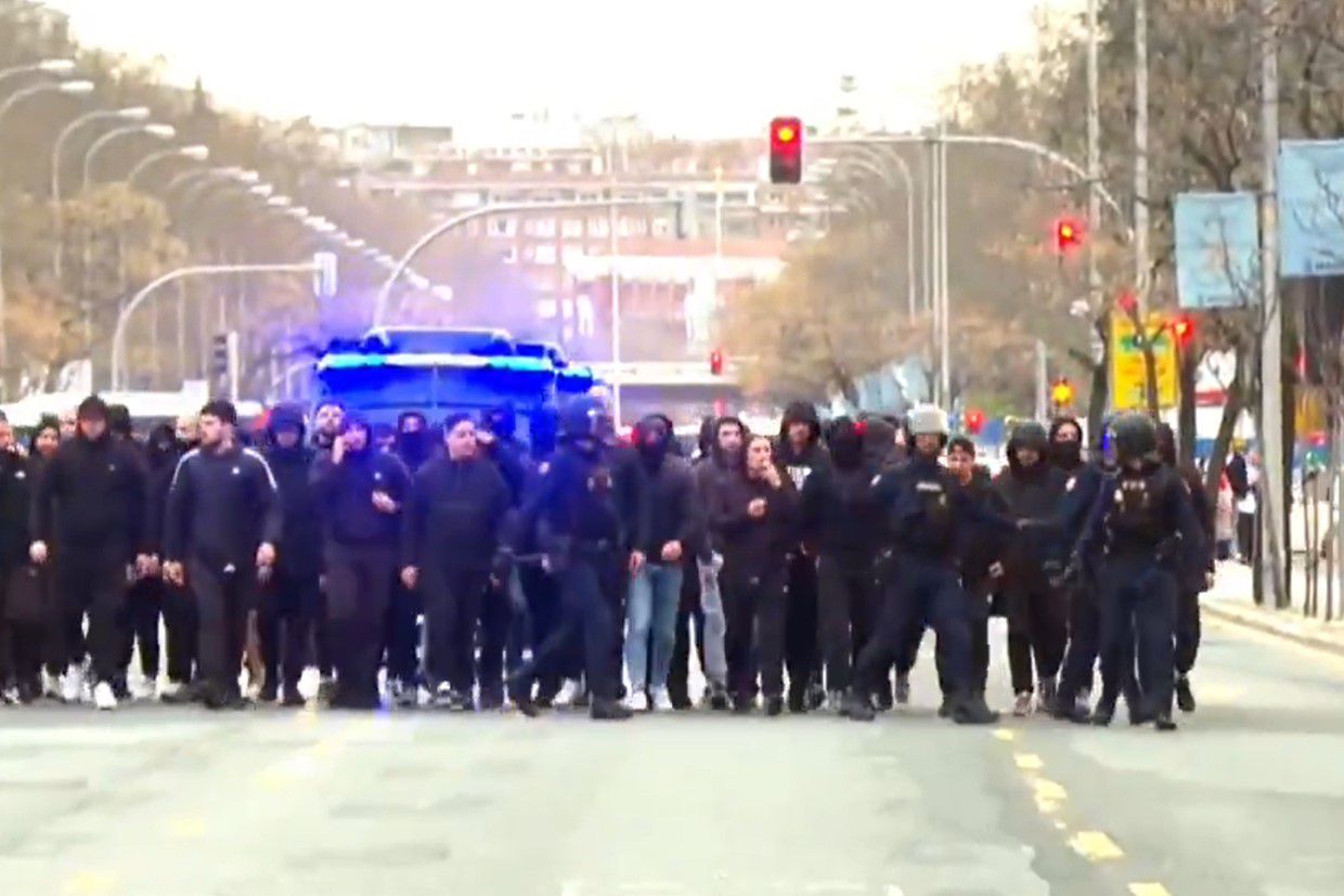 Grupo de cerca de 30 casuals croatas vão juntar-se aos restantes benfiquistas que se dirigiam ao Bernabéu — Foto: D. R.