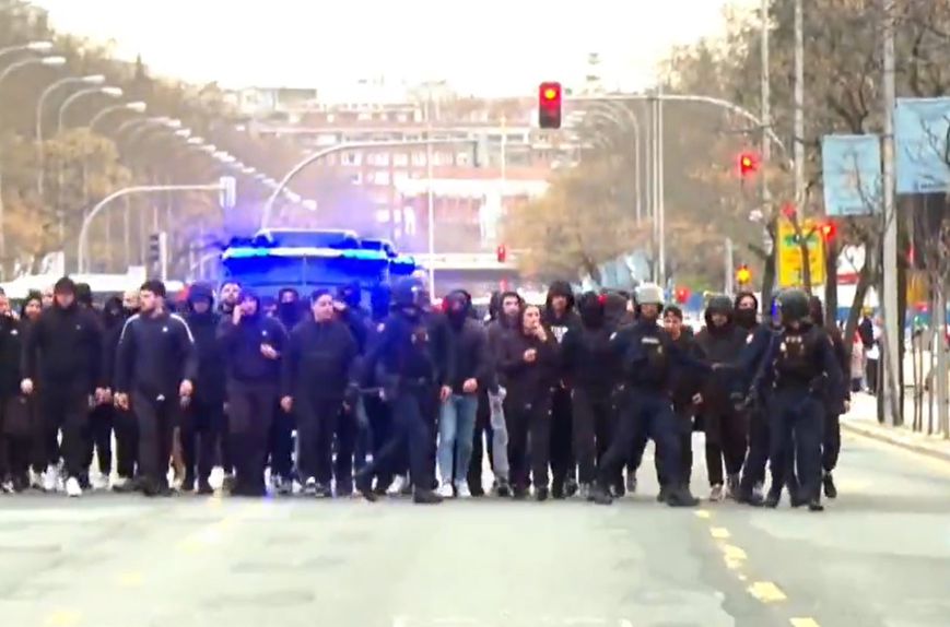Grupo de cerca de 30 casuals croatas vão juntar-se aos restantes benfiquistas que se dirigiam ao Bernabéu — Foto: D. R.