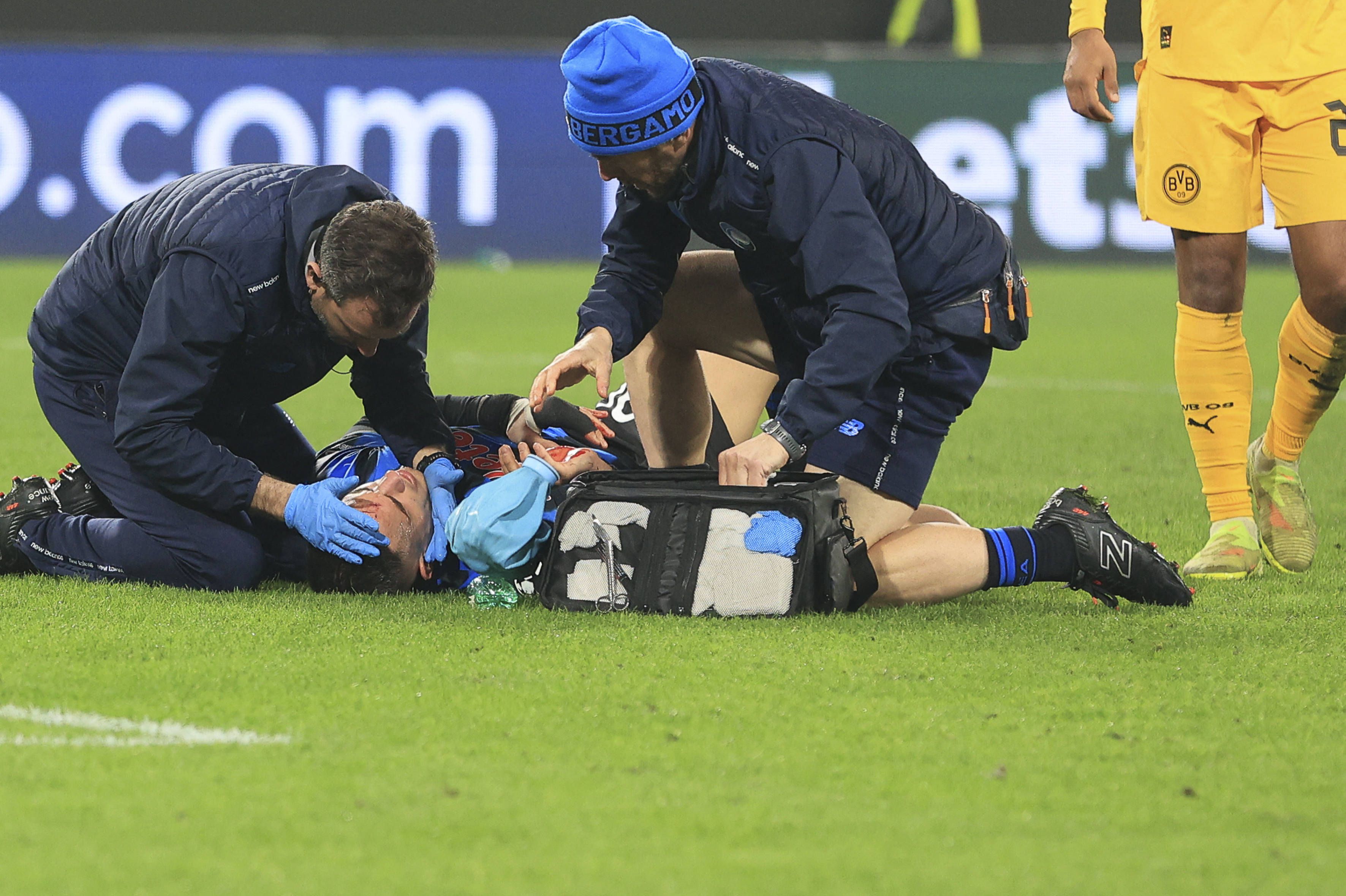 Nikola Krstovic ficou em mau estado depois de atingido por chuteira na testa no Atalanta-Dortmund -Imago