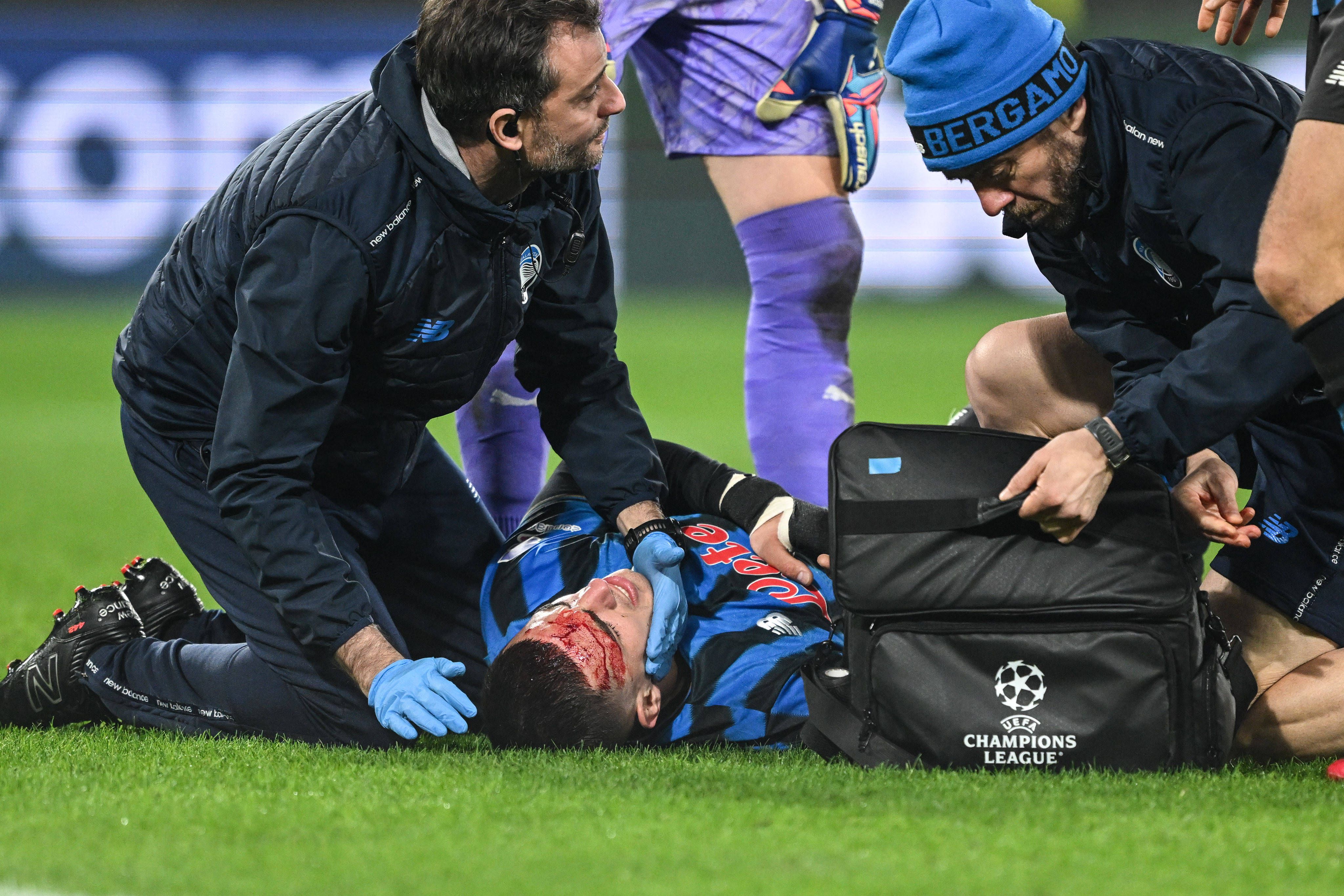 Nikola Krstovic ficou em mau estado depois de atingido por chuteira na testa no Atalanta-Dortmund -Imago