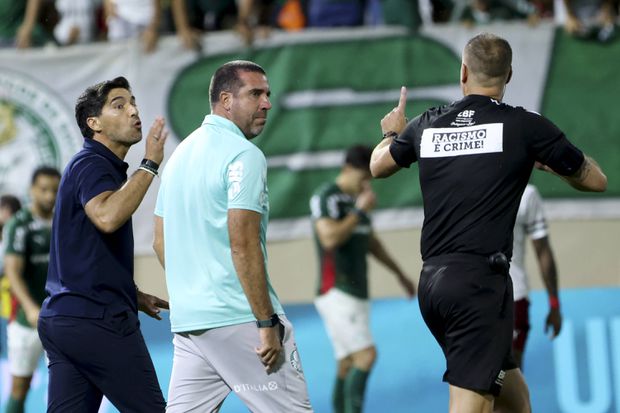 Abel Ferreira em confronto com o árbitro
