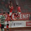 Benfica vence Sporting no dérbi da Champions
