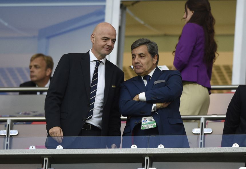 Gianni Infantino com Fernando Gomes. Ex-presidente da FPF foi determinante no apoio da chegada do ítalo-suíço à liderança da FIFA em 2016. Foto André Alves
