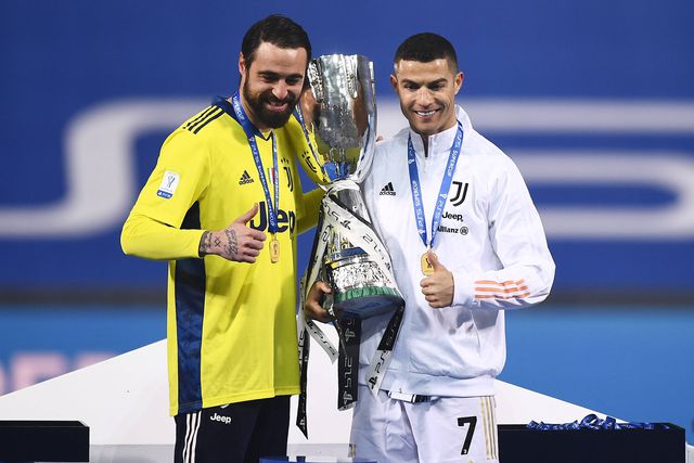 Carlo Pinsoglio com Ronaldo na Juventus, segurando a Supertaça de Itália, ganha em 2021 (IMAGO)