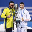 Carlo Pinsoglio com Ronaldo na Juventus, segurando a Supertaça de Itália, ganha em 2021 (IMAGO)