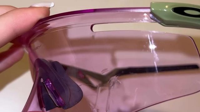 Patinadora Kamila Sellier mostra óculos que lhe salvaram o olho