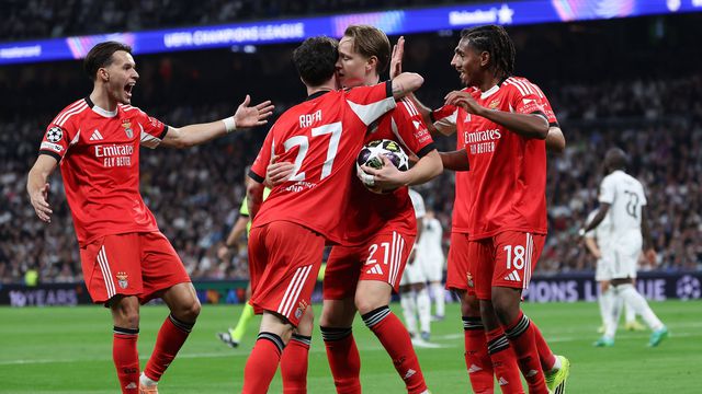 Jogadores do Benfica festejam o golo de Rafa Silva em Madrid