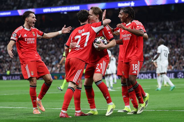 Jogadores do Benfica festejam o golo de Rafa Silva em Madrid