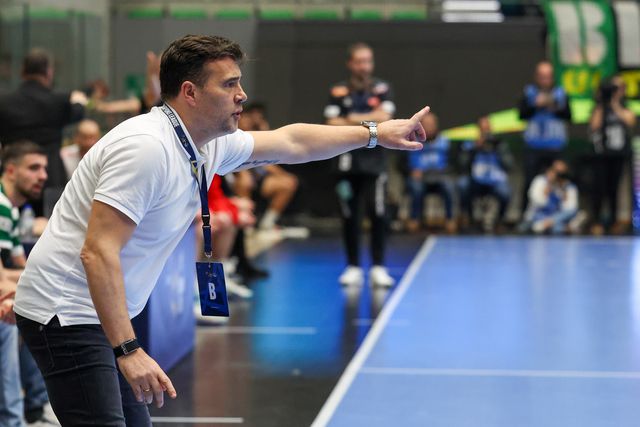 Ricardo Costa, treinador da equipa de andebol Sporting, no jogo frente ao Aalborg - Foto: ANTONIO COTRIM/LUSA
