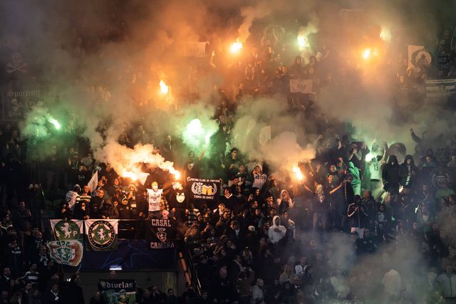 Comportamento dos adeptos na base de mais uma multa para os leões - Foto: IMAGO