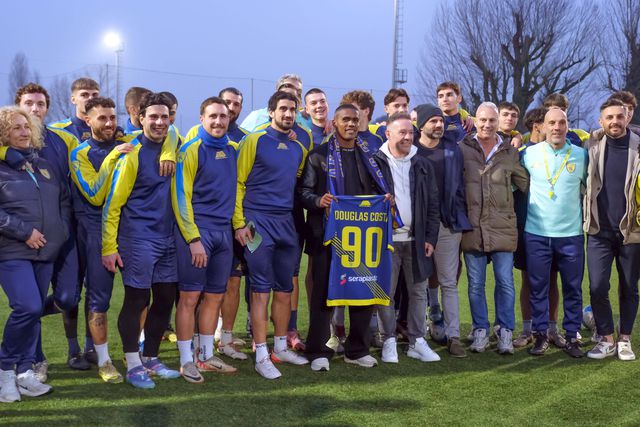 Douglas Costa representa o Chievo Verona