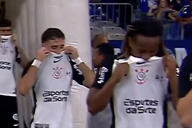Jogadores do Corinthians entraram em campo com a boca tapada e mensagem à vista