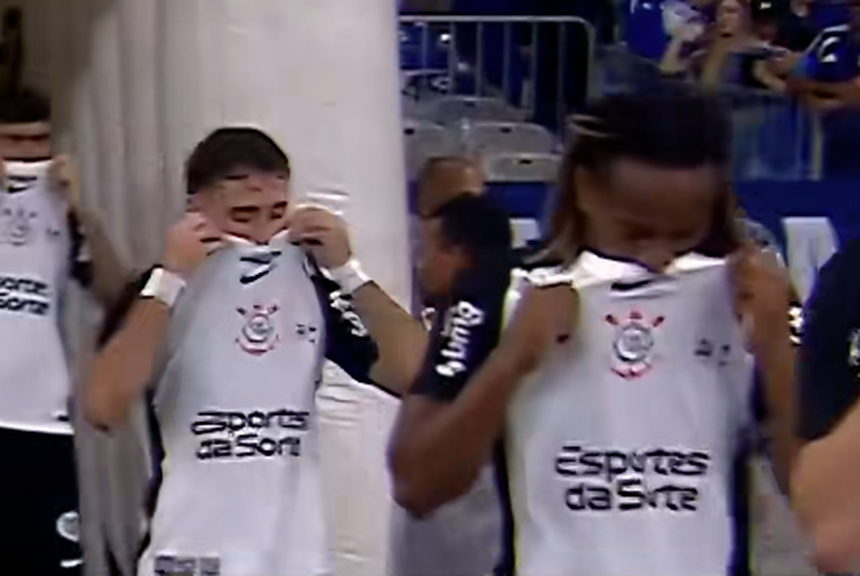 Jogadores do Corinthians entraram em campo com a boca tapada e mensagem à vista