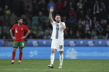 Vídeo: defesa a ver jogar e Eslovénia chega ao 2-0