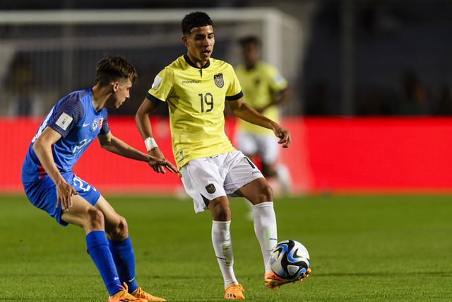 Jovem do Chelsea de 16 anos investigado por beber num clube de ‘strip’